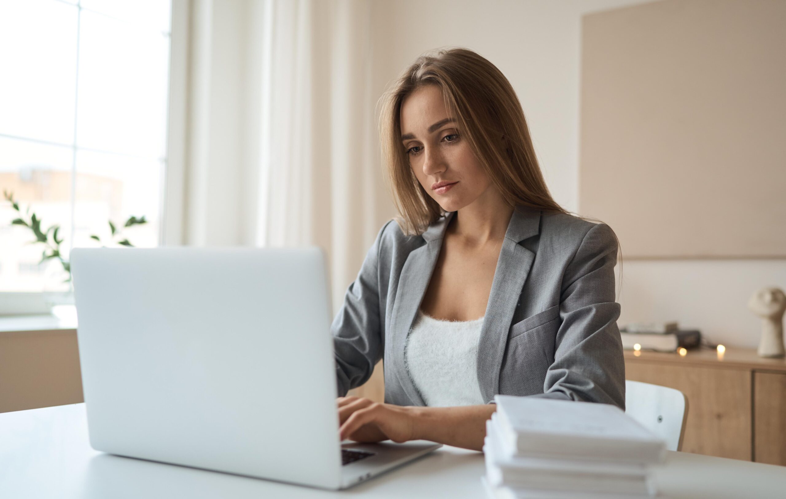 Frau arbeitet am Laptop