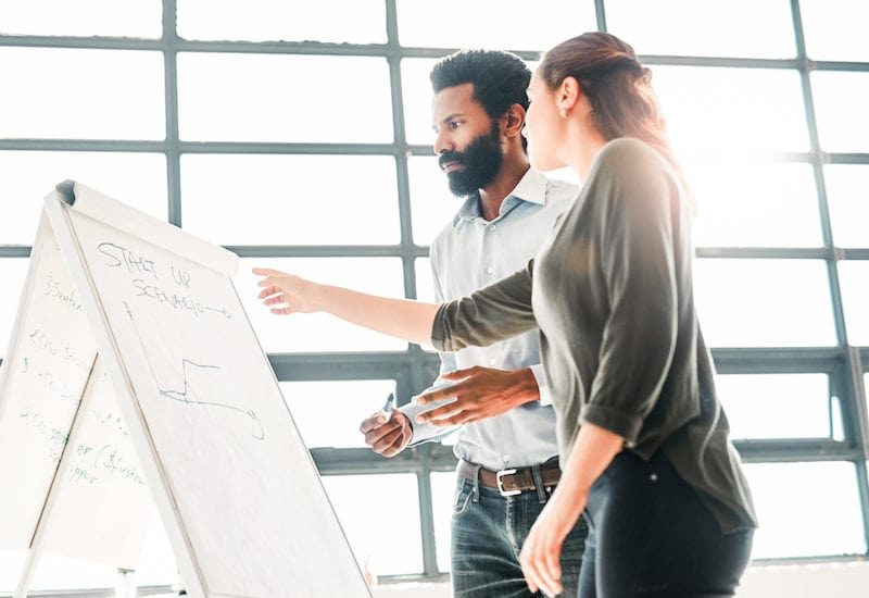 Mann und Frau arbeiten am Start Up Scenario