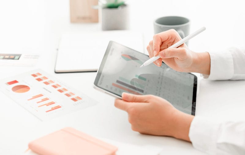 Frau arbeitet am Tablet mit digitalem Stift