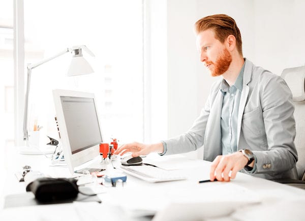 Mann arbeitet am Computer